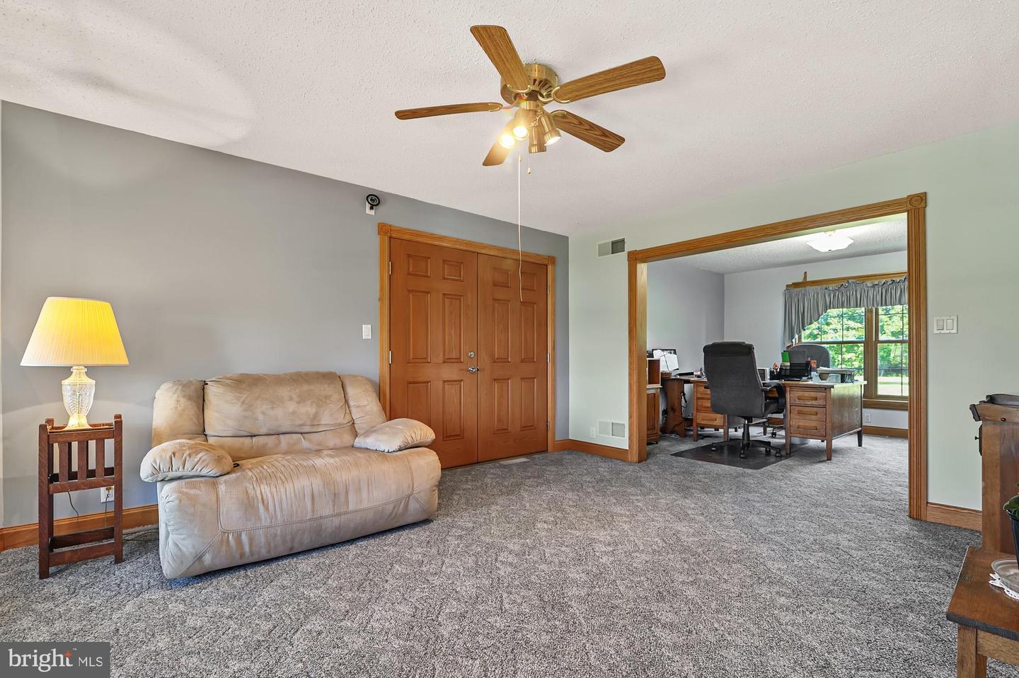 302 E Howard St Property Photo 4