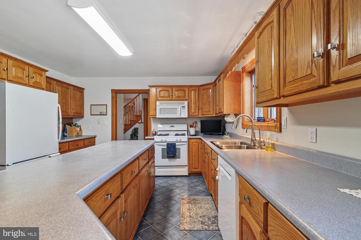 302 E Howard St Property Photo 12