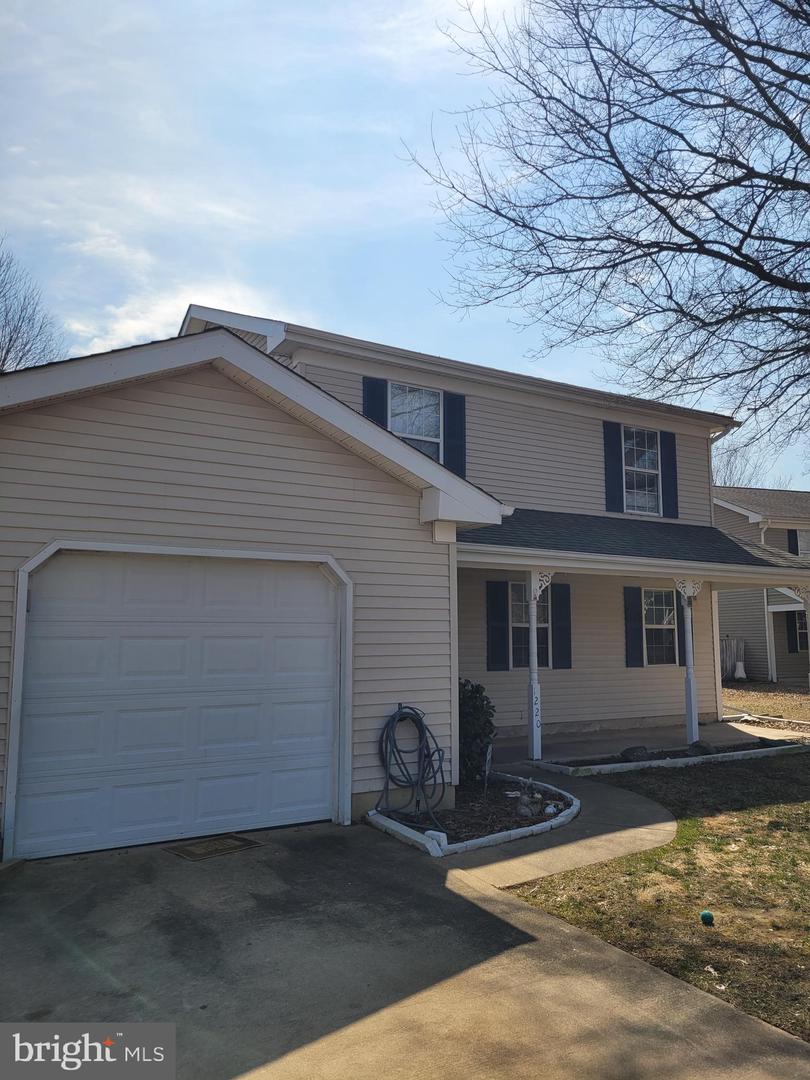 1220 Woodrow Ct Property Photo 2