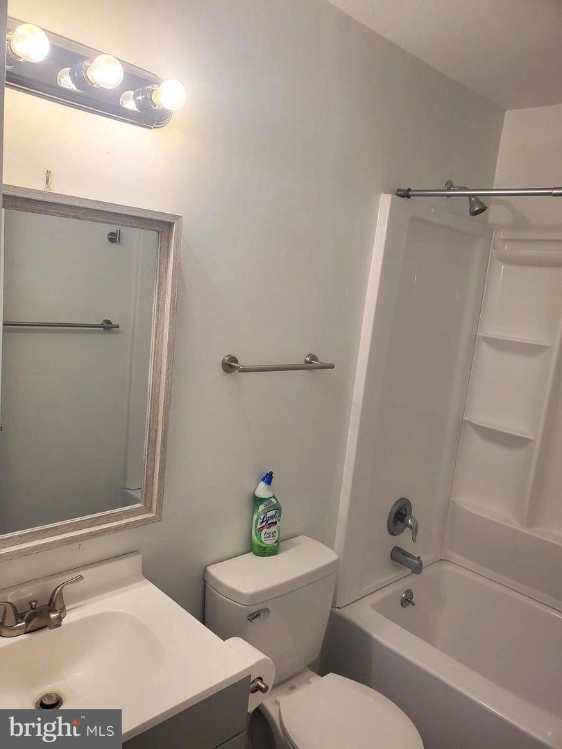 112 Holmes St Property Photo 13