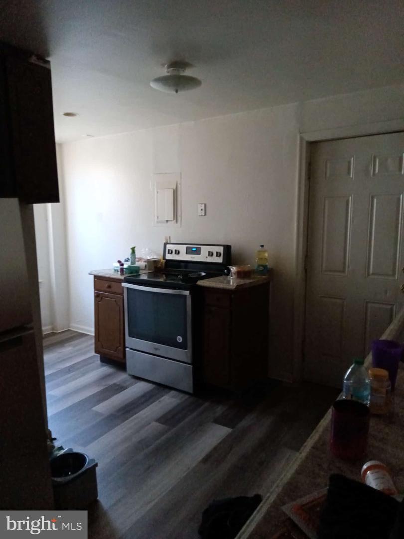 217-219 W Reed St Property Photo 7