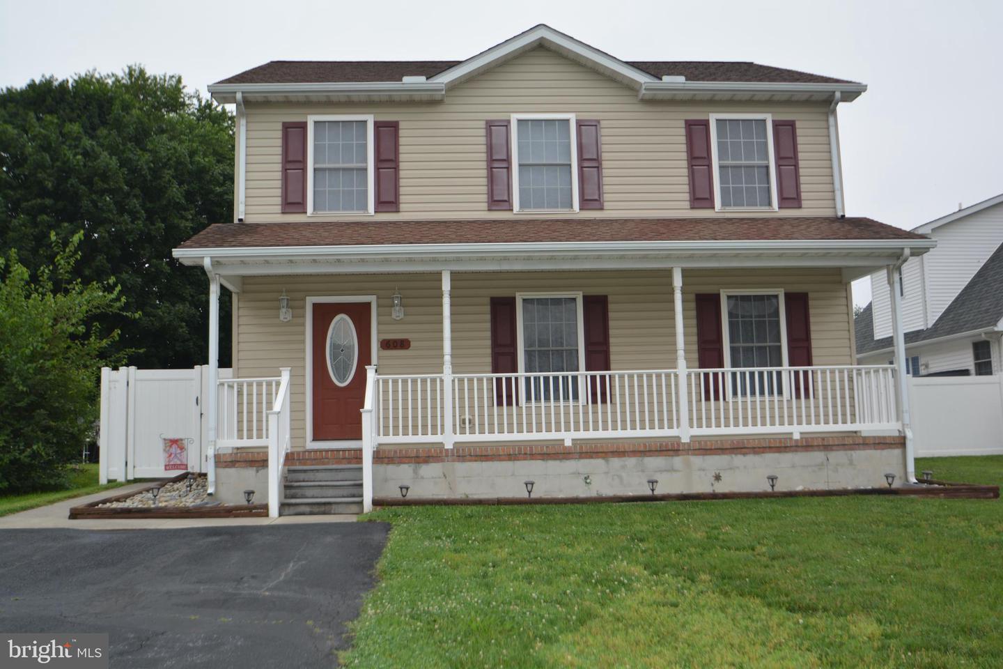 608 Lexington Ave Property Photo 1