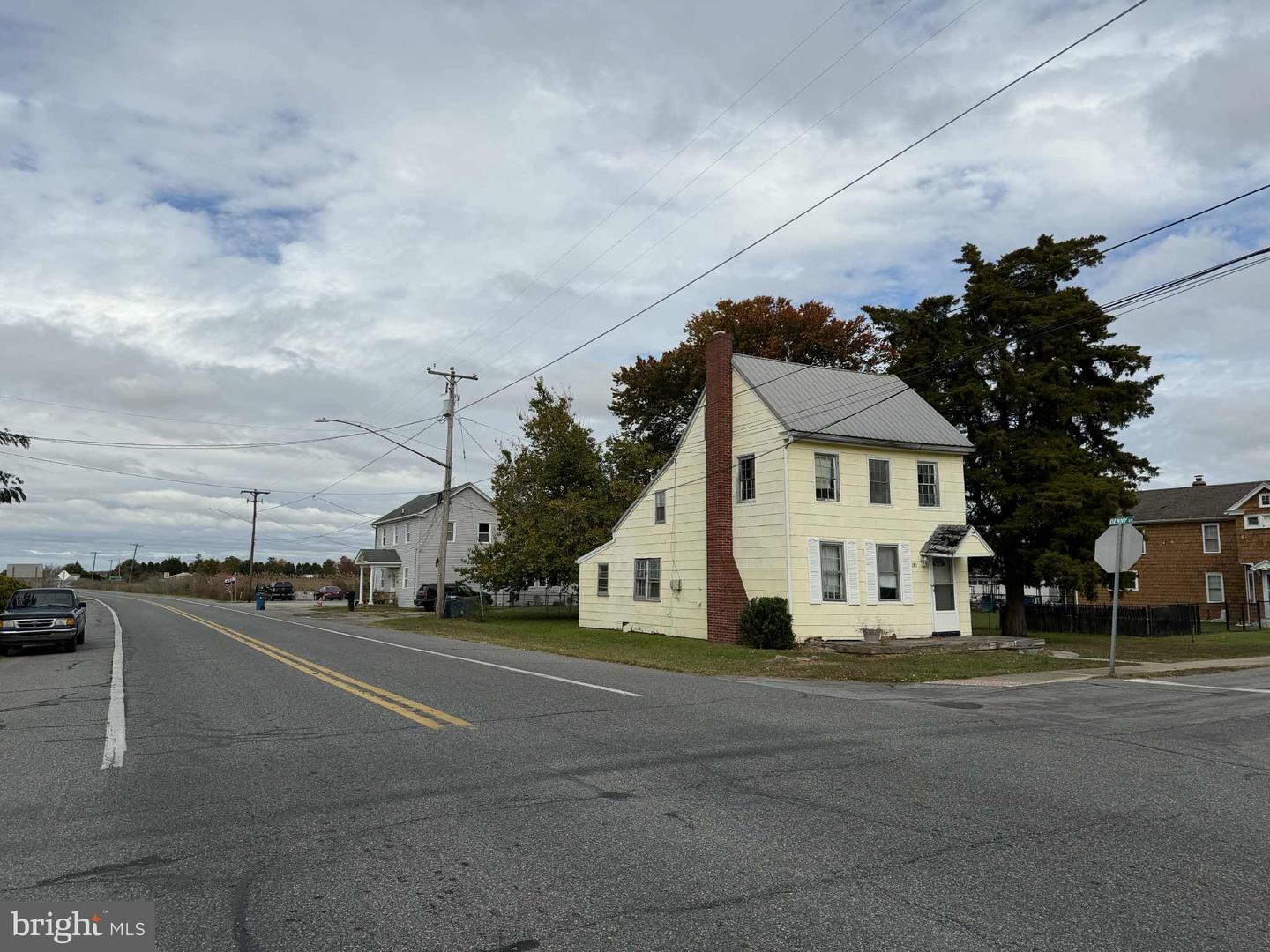 181 Front St Property Photo 6