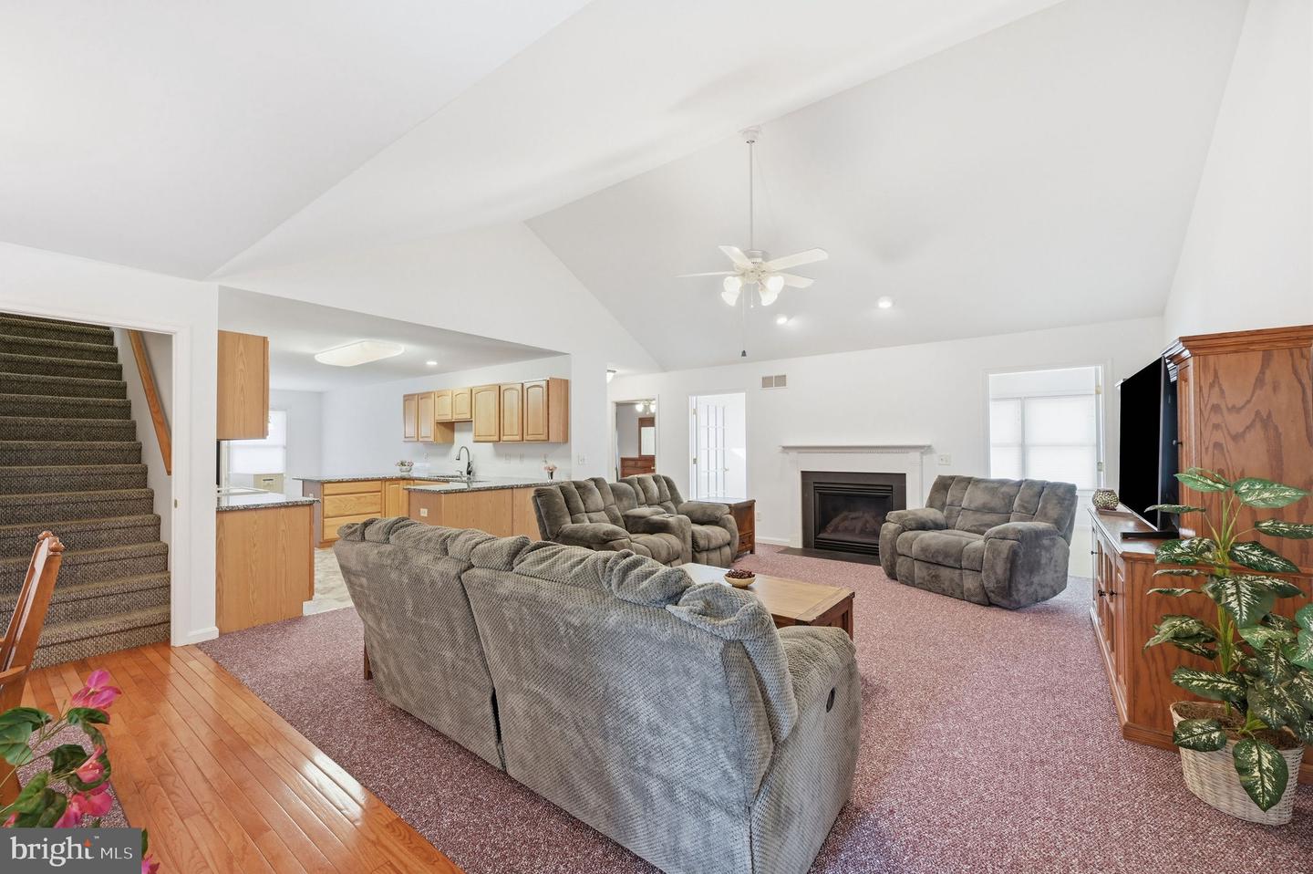 111 W High Hill Rd Property Photo 2