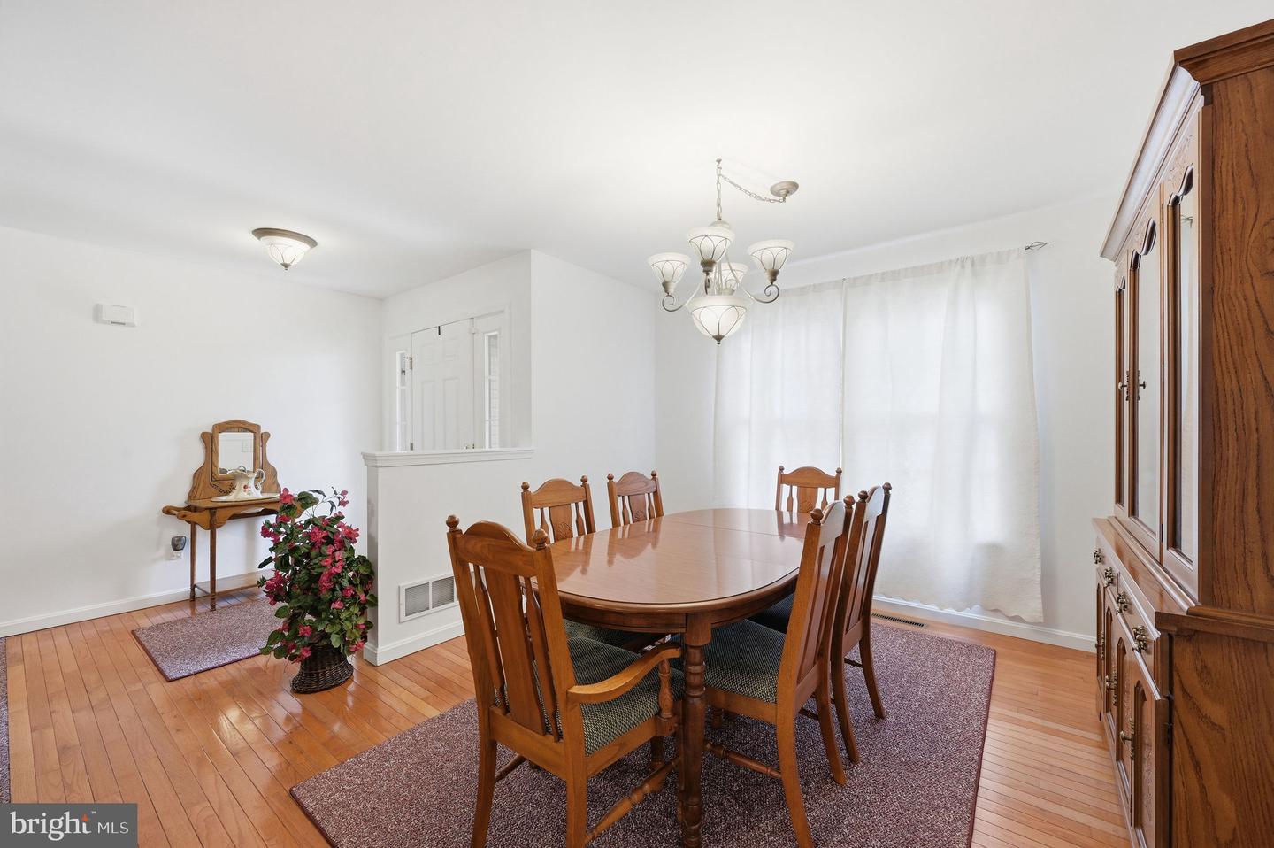 111 W High Hill Rd Property Photo 3