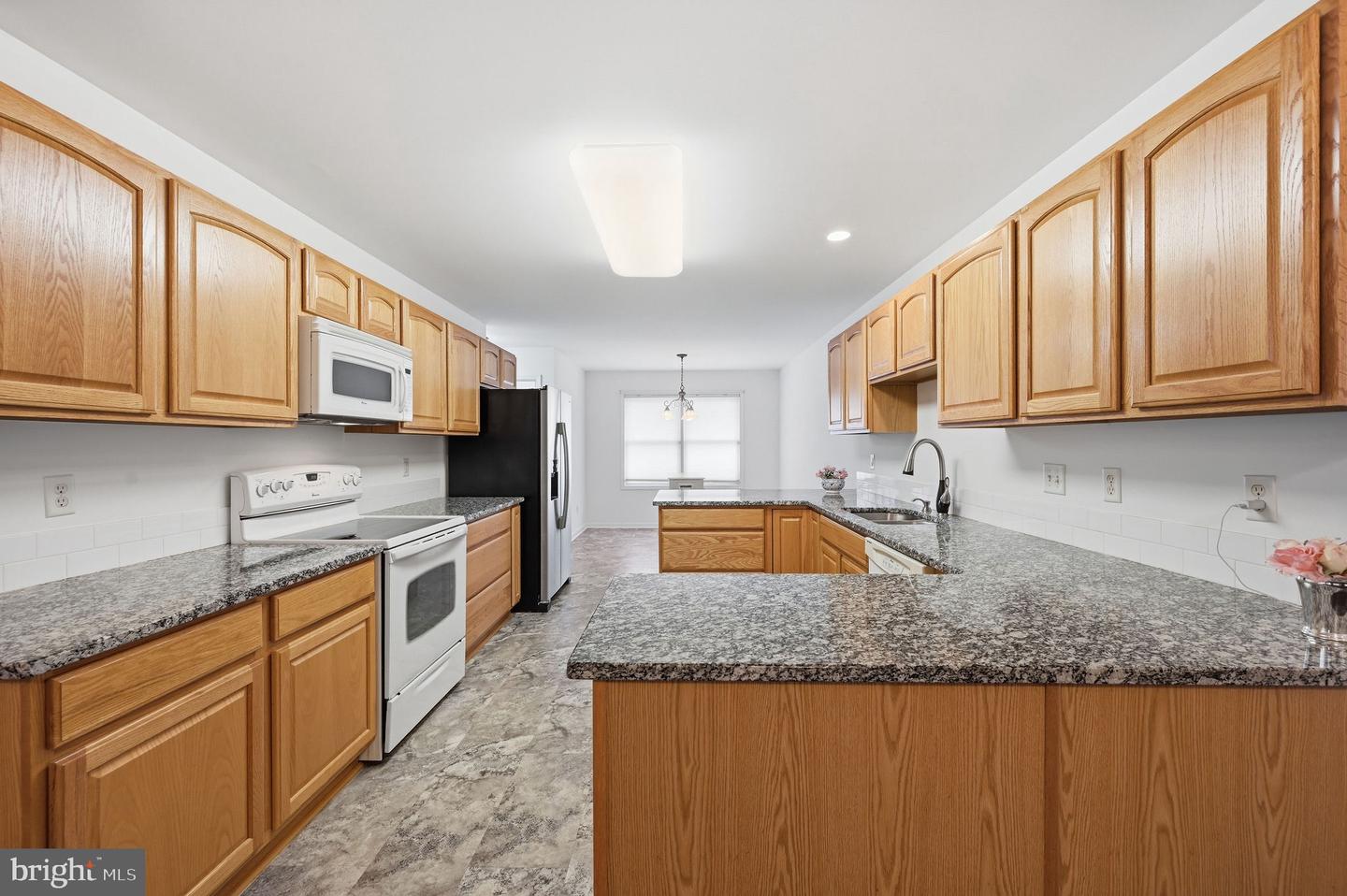 111 W High Hill Rd Property Photo 4