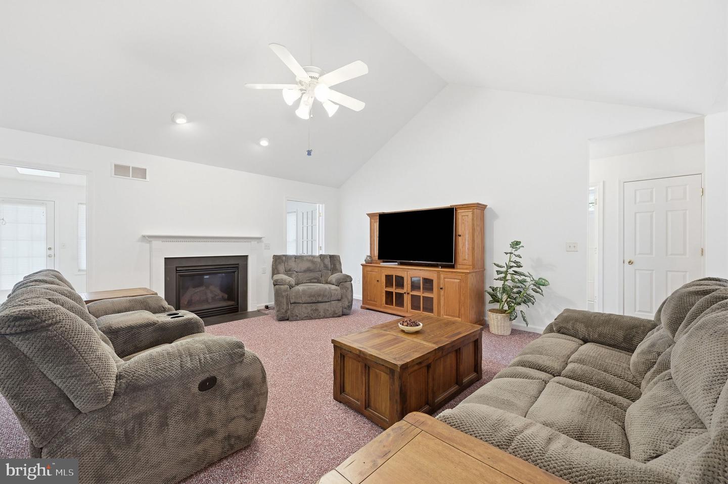 111 W High Hill Rd Property Photo 10
