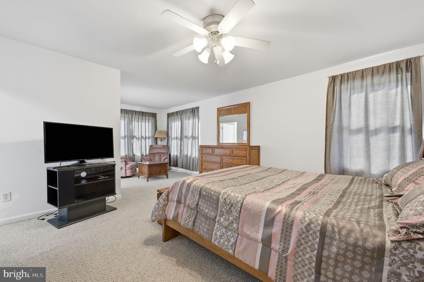 111 W High Hill Rd Property Photo 15
