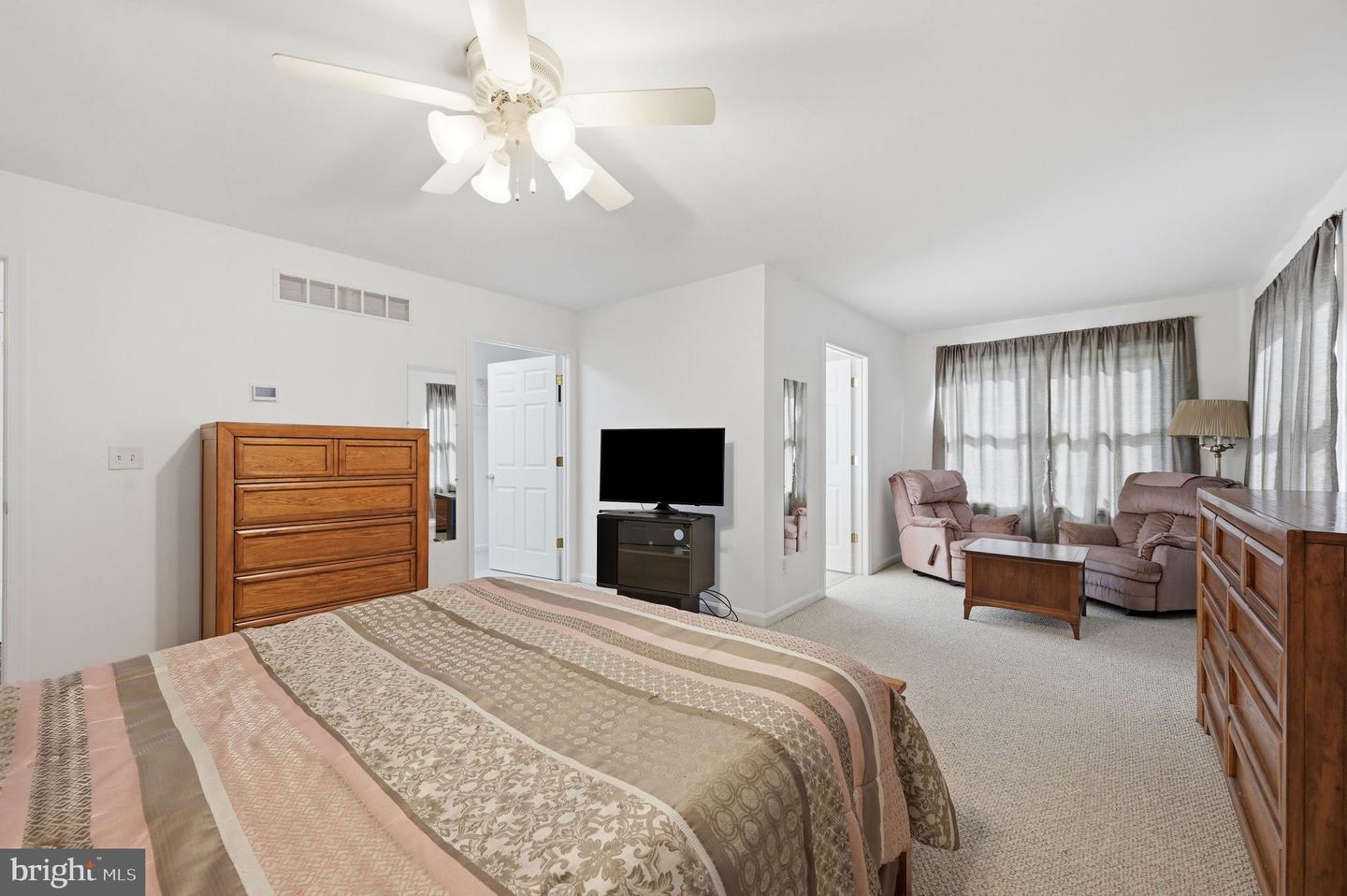 111 W High Hill Rd Property Photo 18
