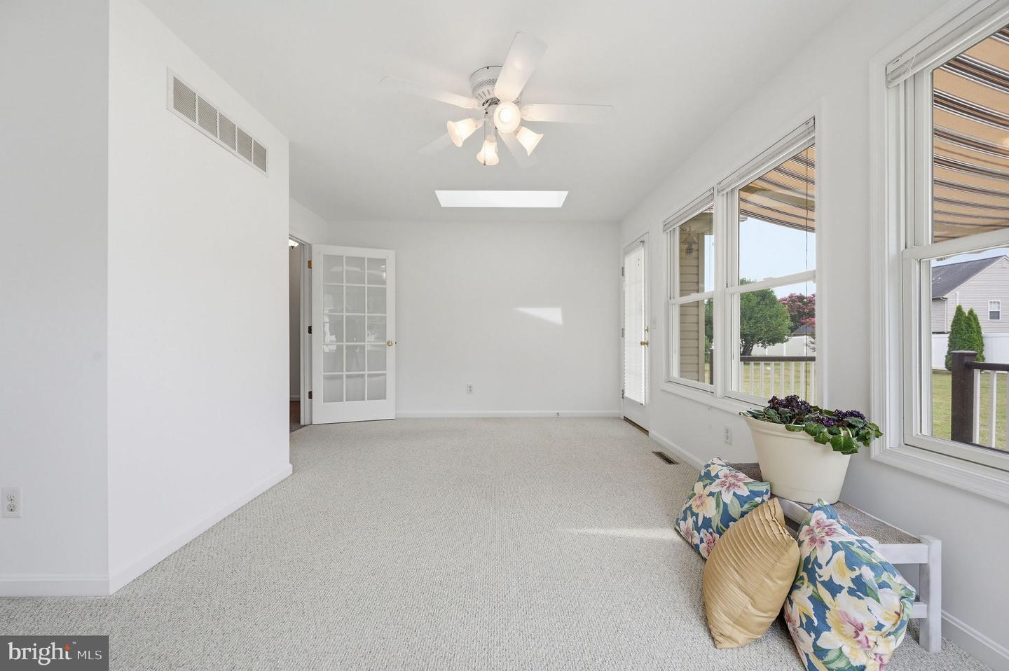 111 W High Hill Rd Property Photo 27