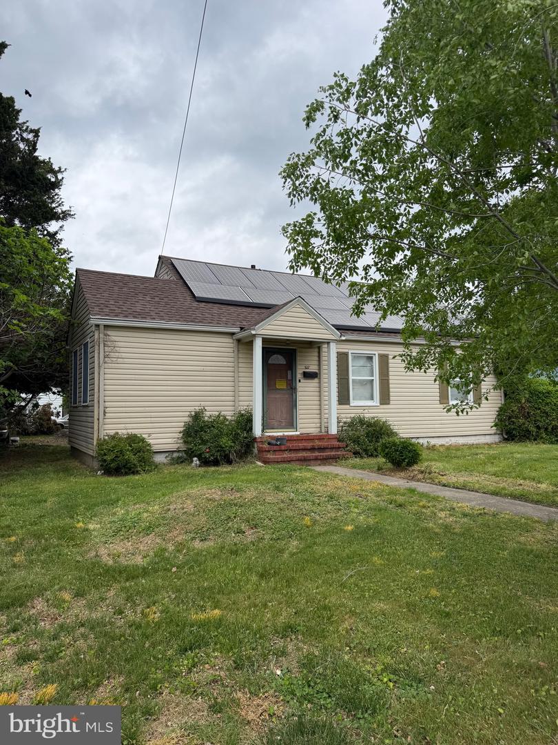 827 E Division St Property Photo 2