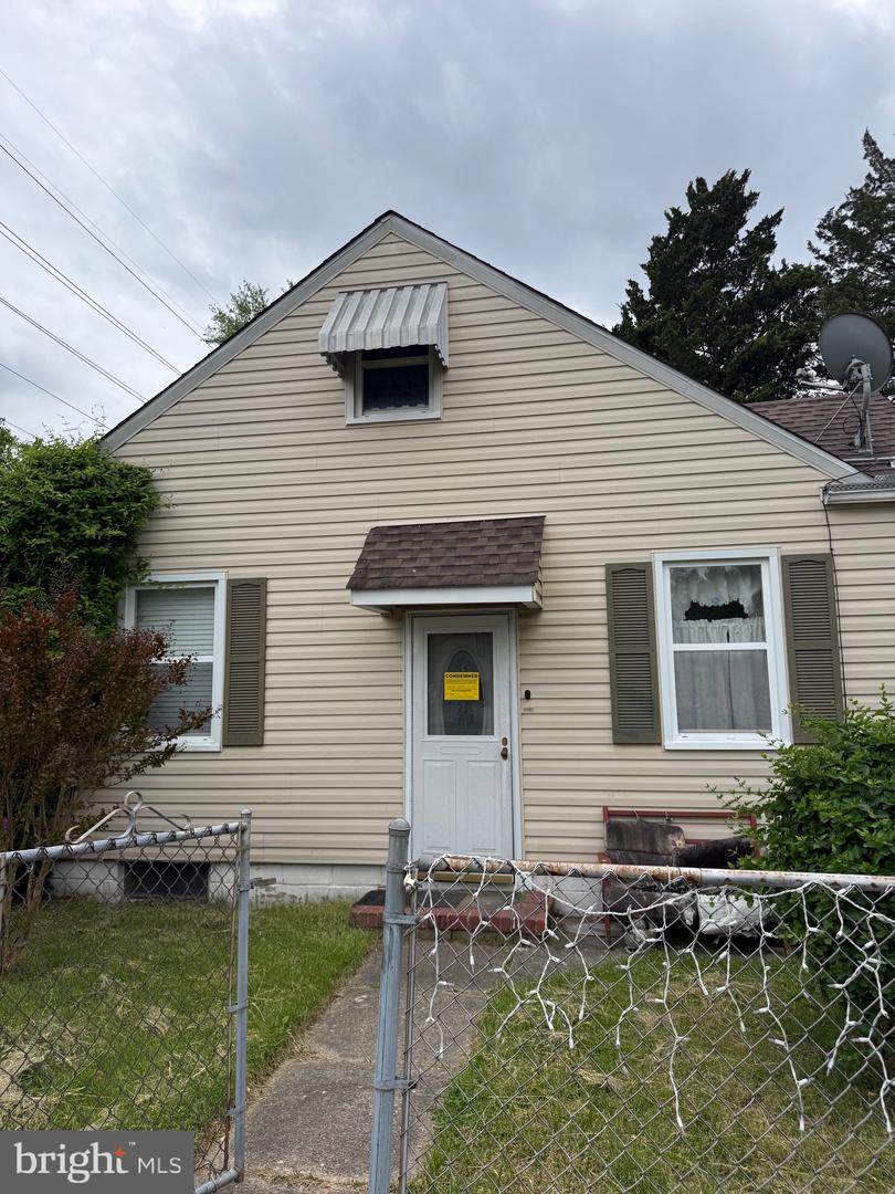 827 E Division St Property Photo 3