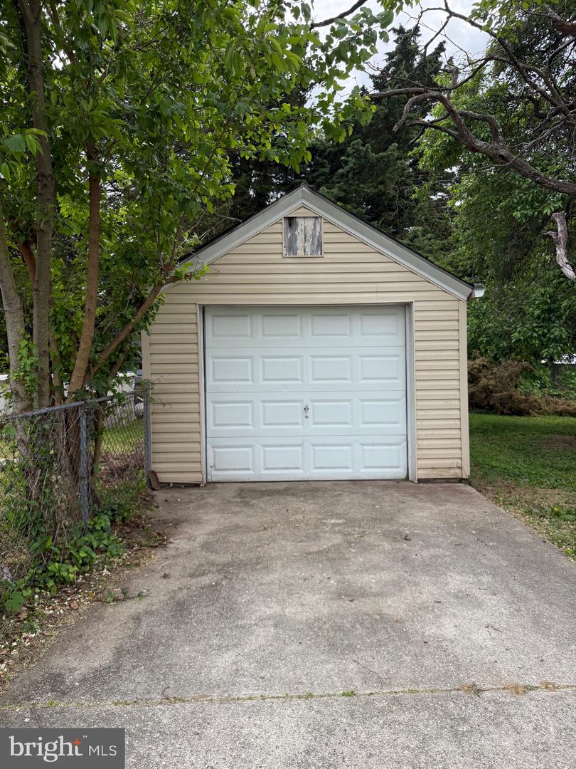 827 E Division St Property Photo 5