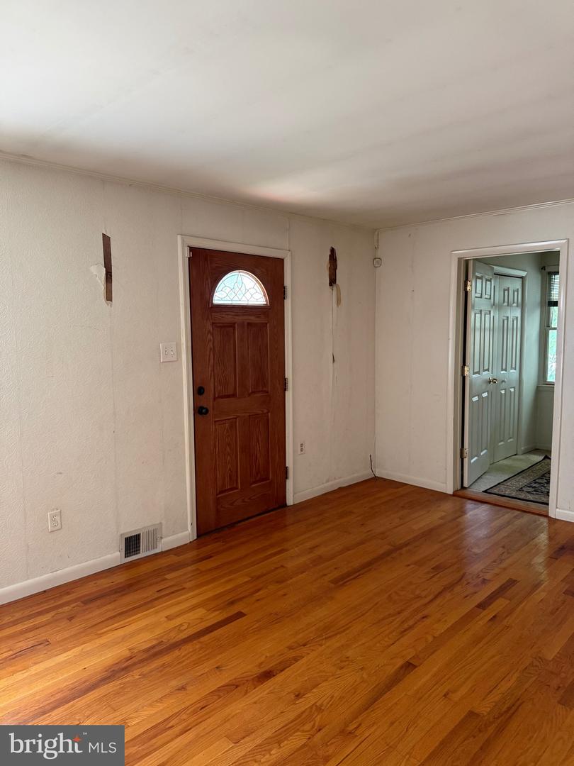 827 E Division St Property Photo 6