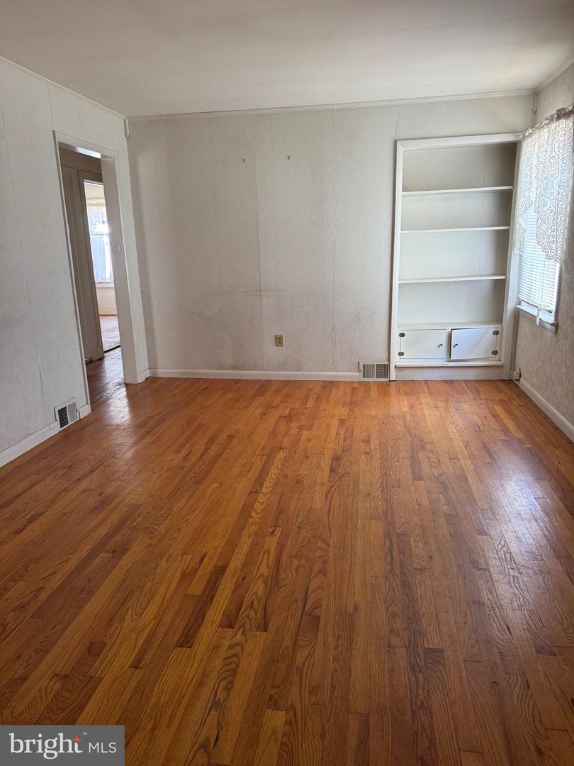 827 E Division St Property Photo 7