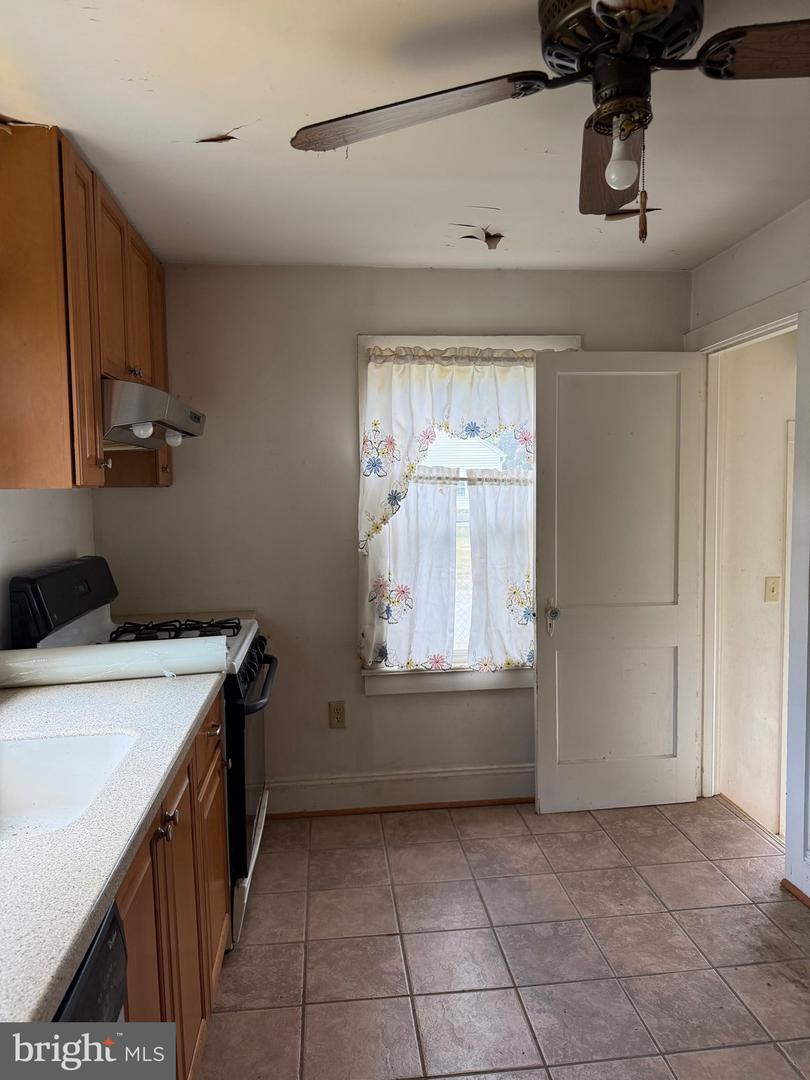 827 E Division St Property Photo 9