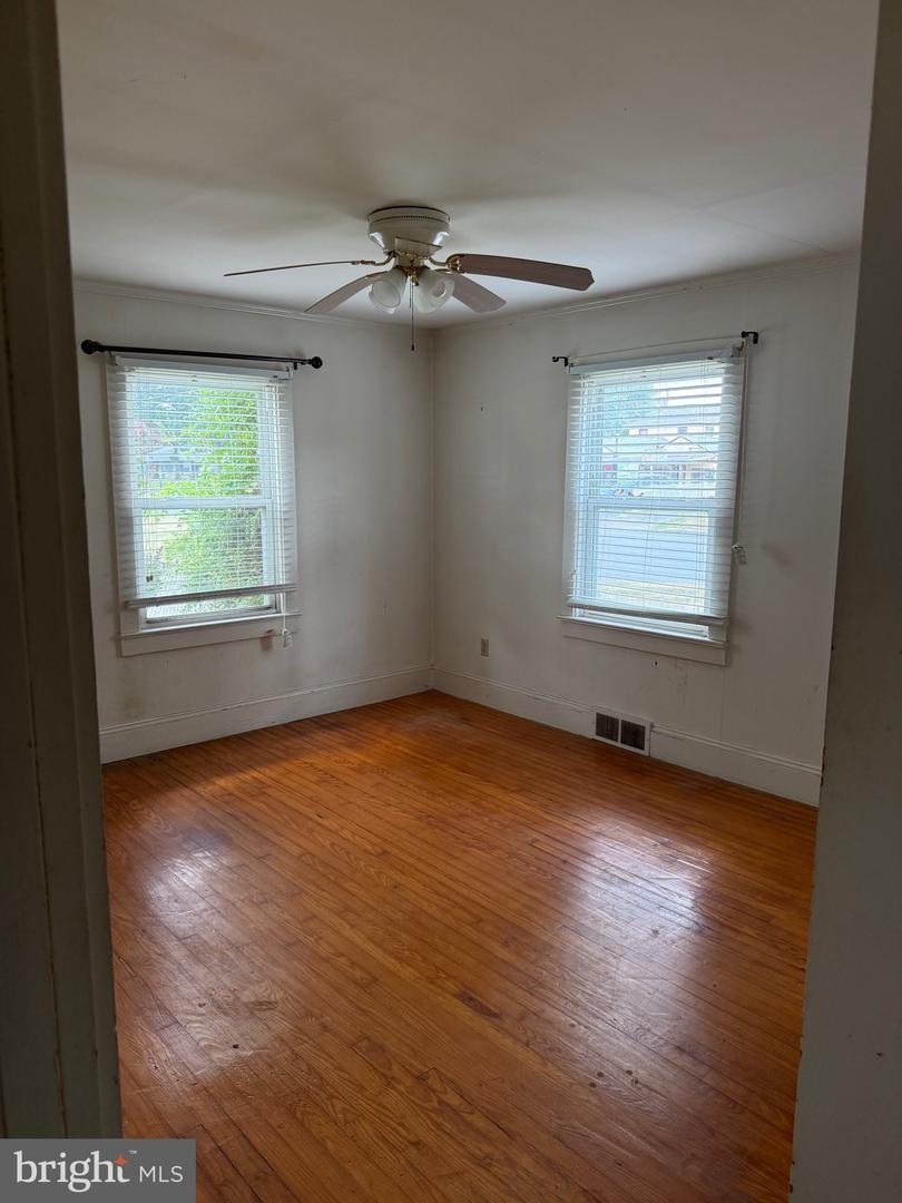 827 E Division St Property Photo 11
