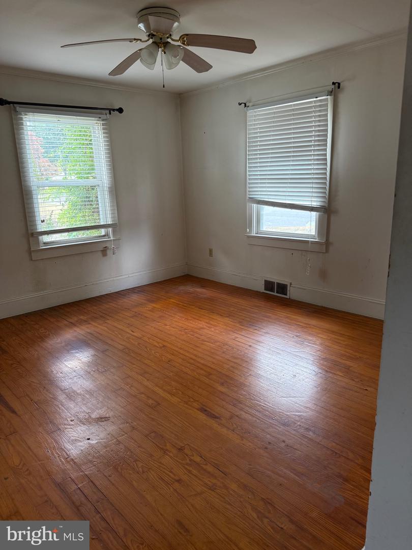 827 E Division St Property Photo 12
