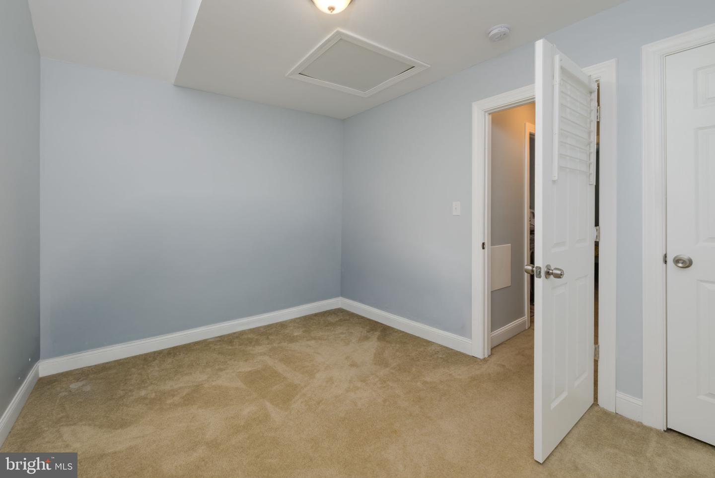 38 S Queen St Property Photo 13