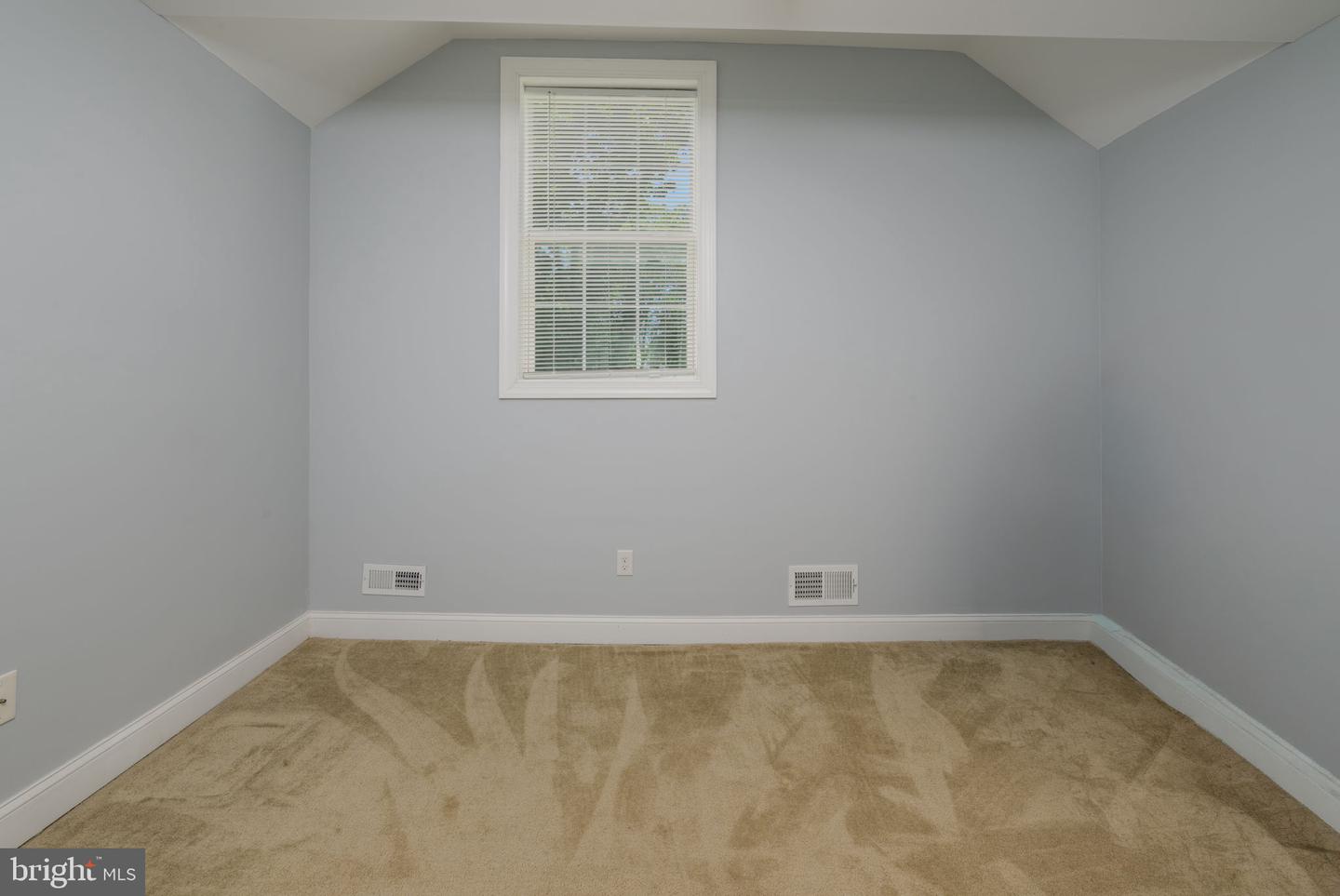 38 S Queen St Property Photo 14