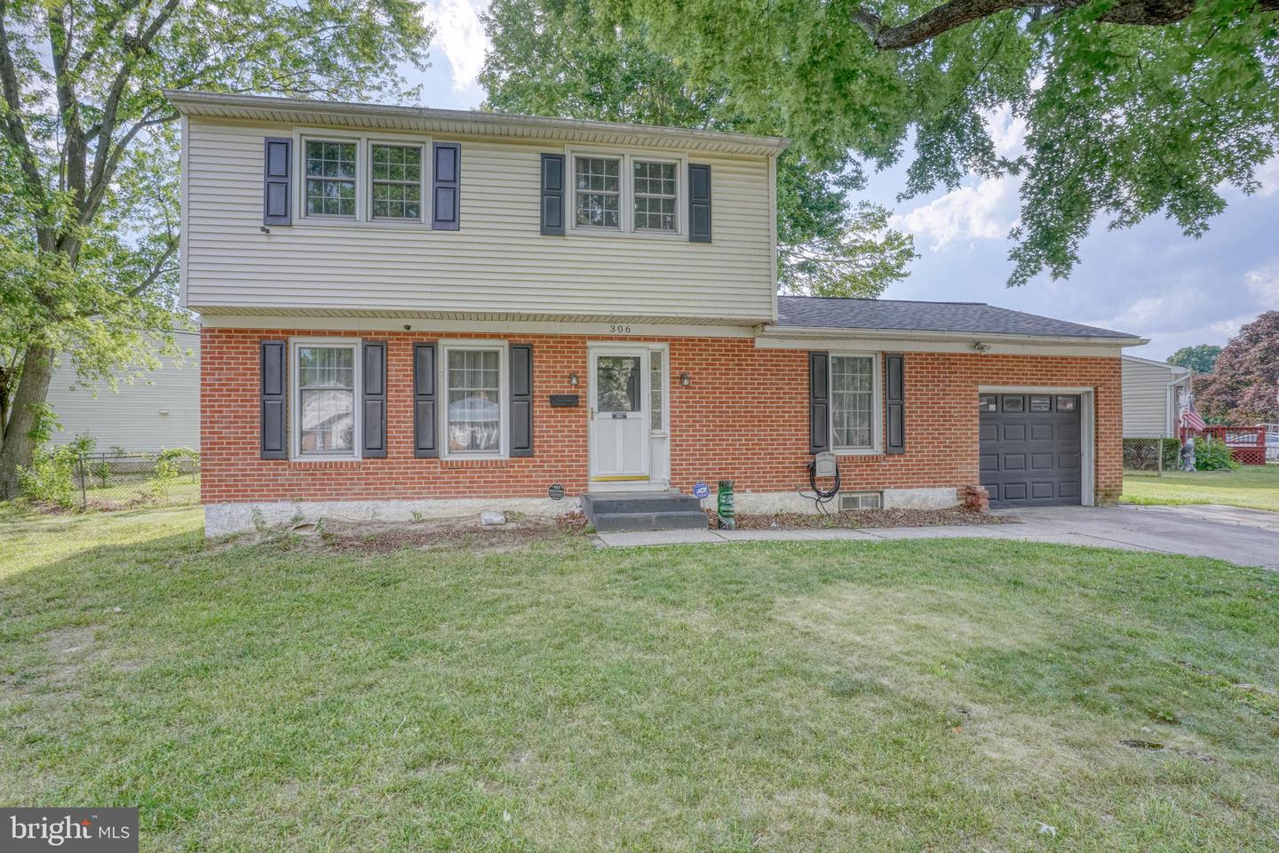 306 Macarthur Dr Property Photo 1