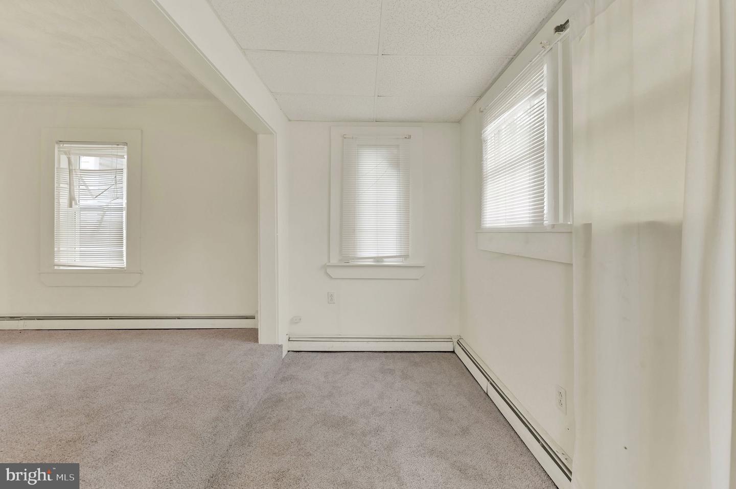 149 N Queen St Property Photo 2