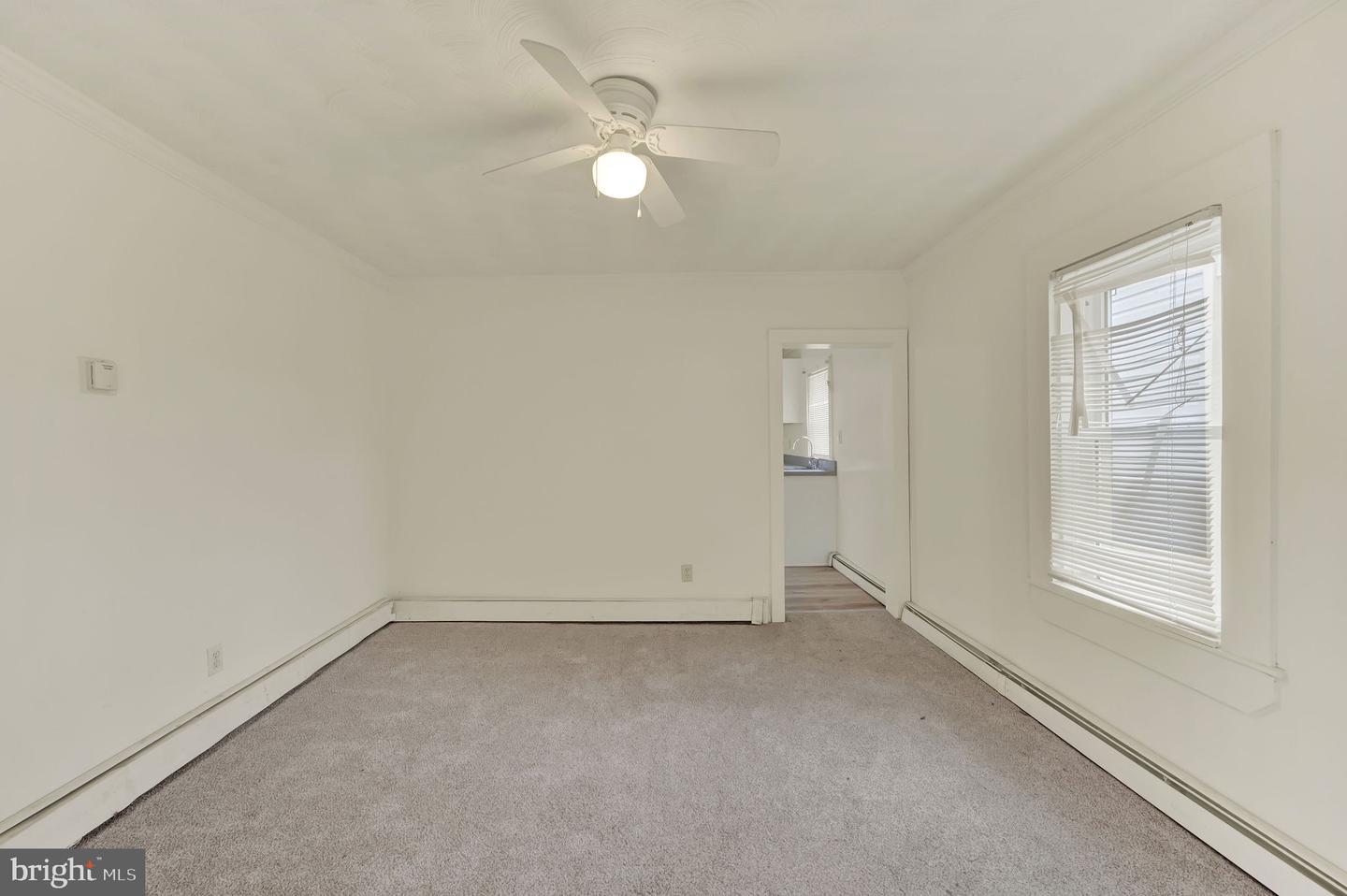 149 N Queen St Property Photo 3