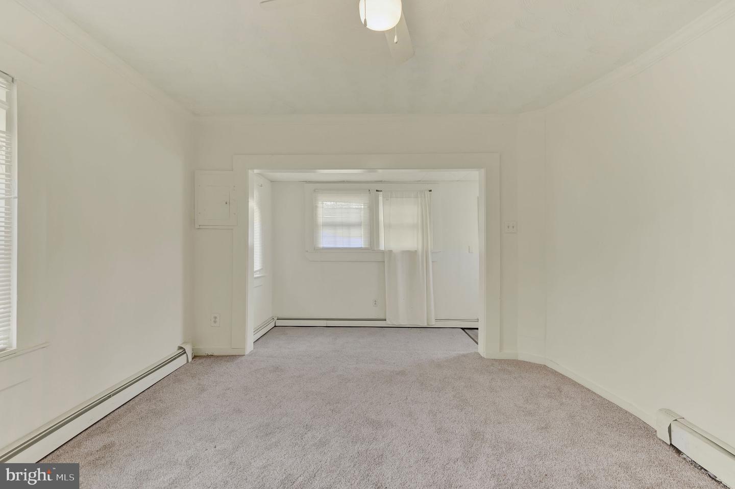 149 N Queen St Property Photo 4
