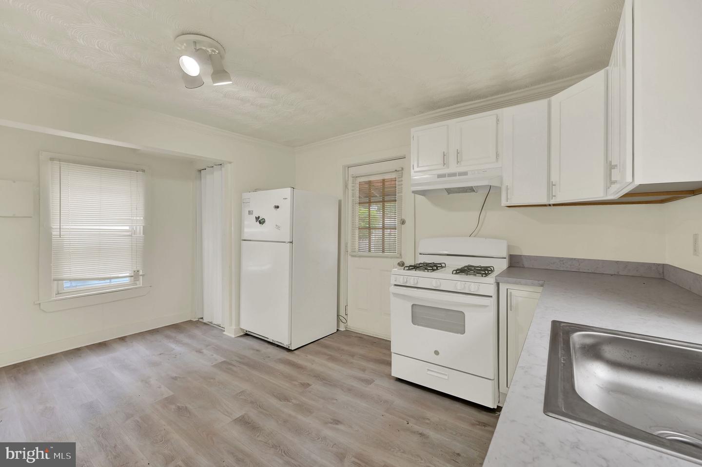 149 N Queen St Property Photo 5