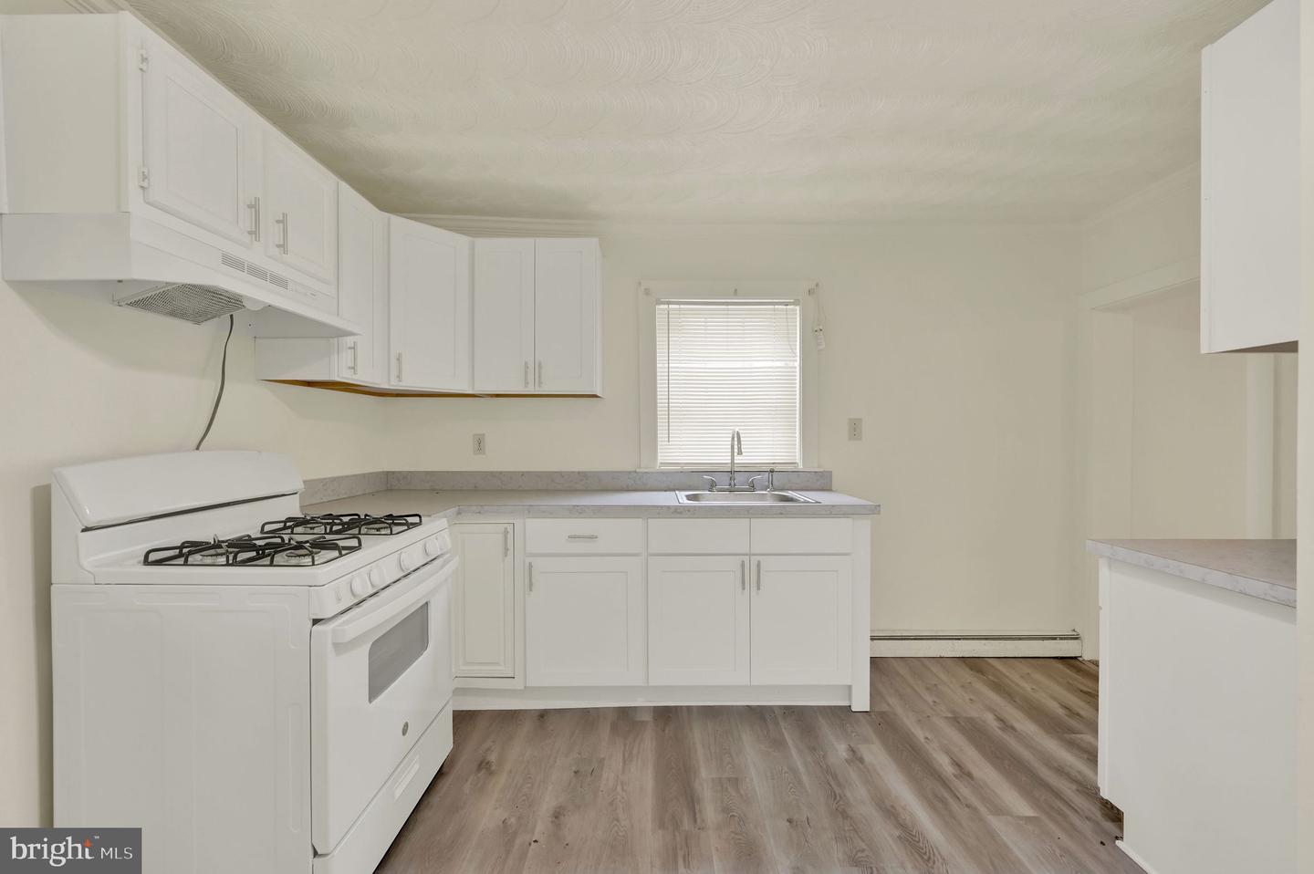 149 N Queen St Property Photo 6
