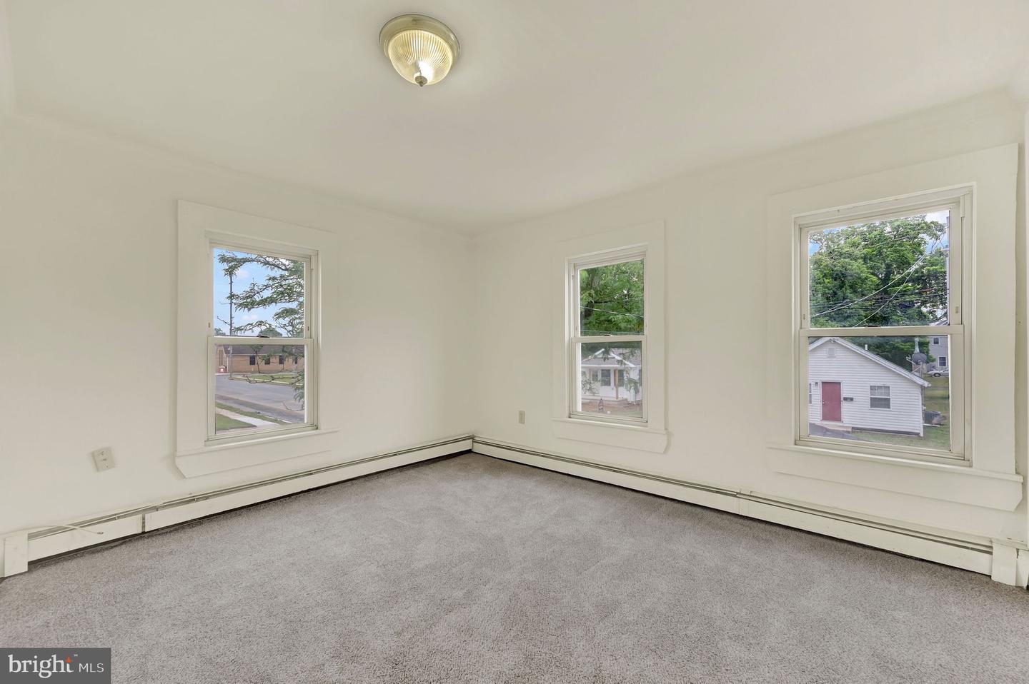 149 N Queen St Property Photo 8
