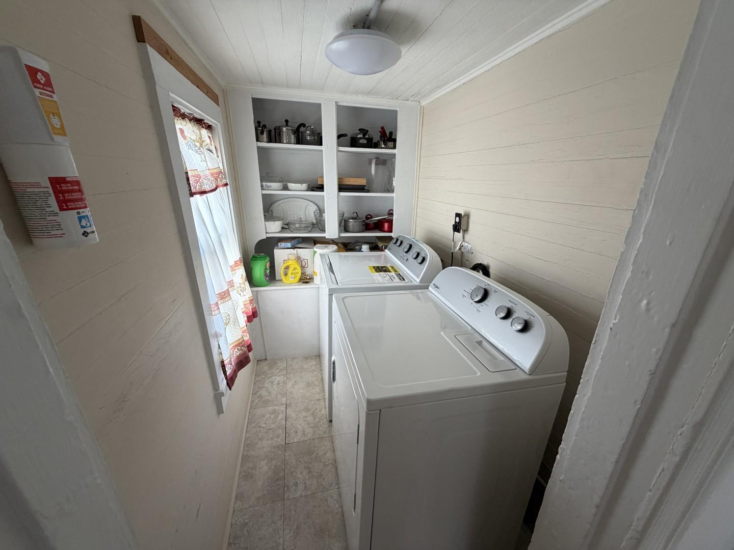 313 W Division St Property Photo 8