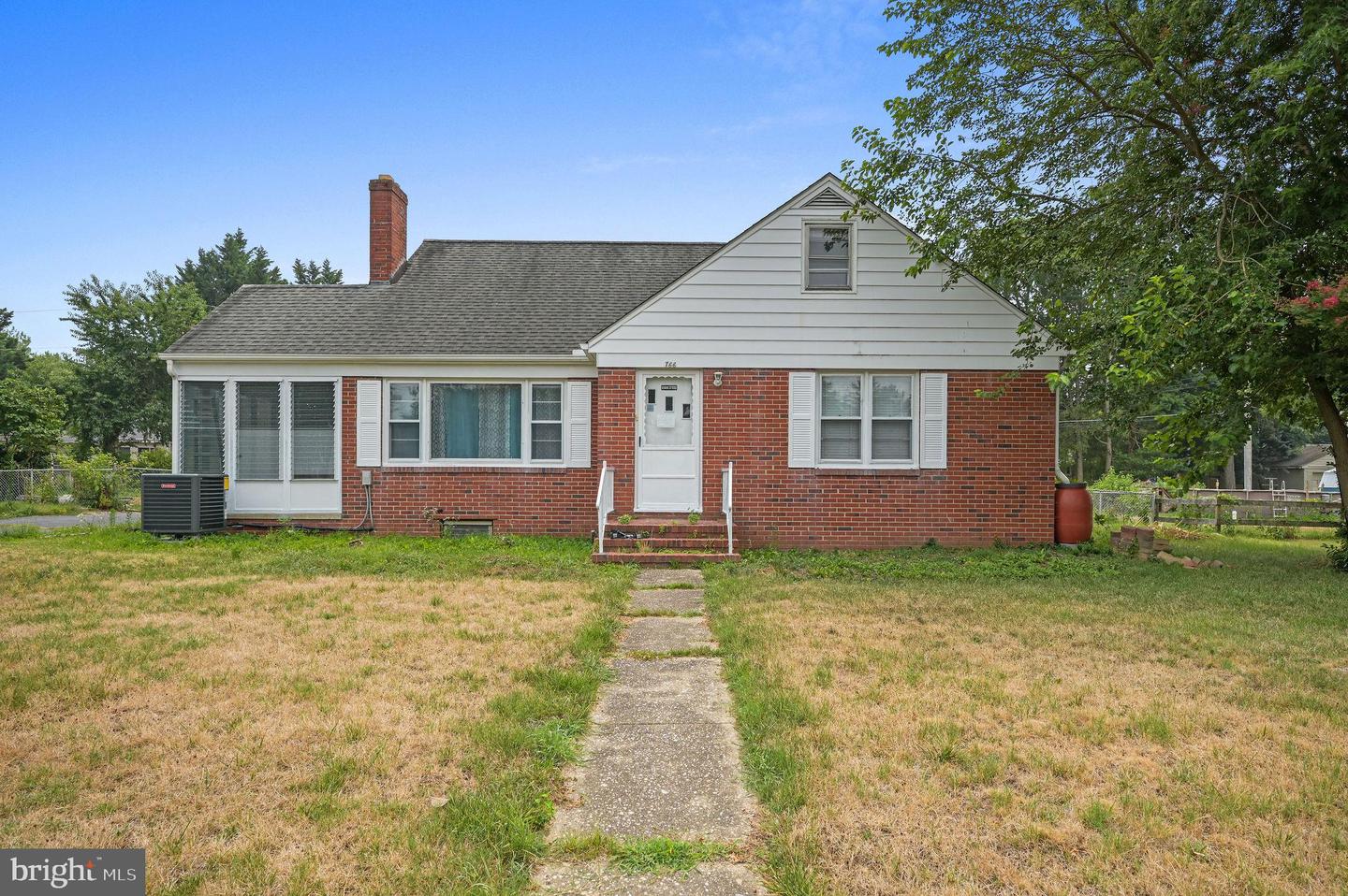 766 S Halsey Rd Property Photo 3