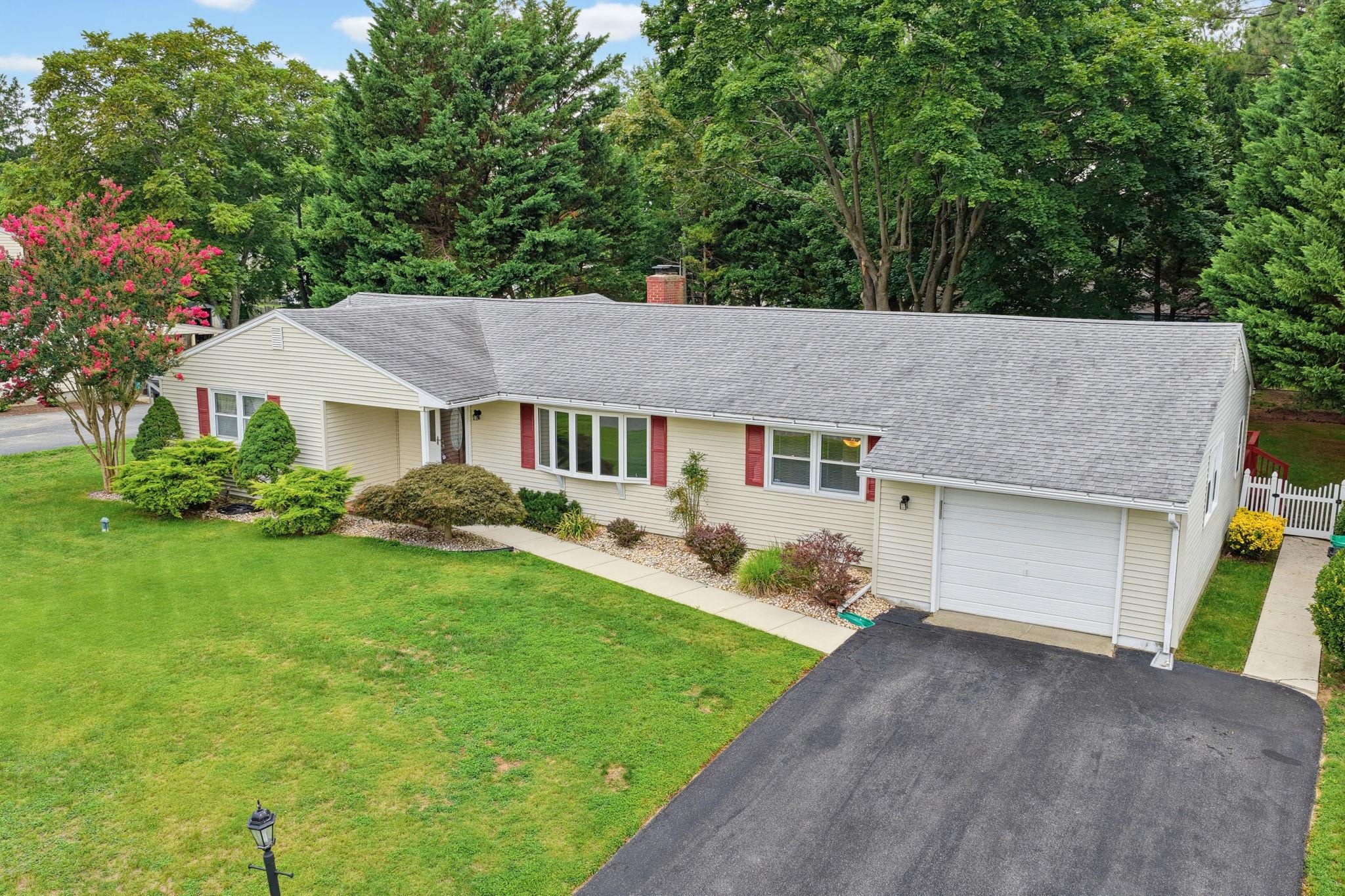 90 Greenview Dr Property Photo 2