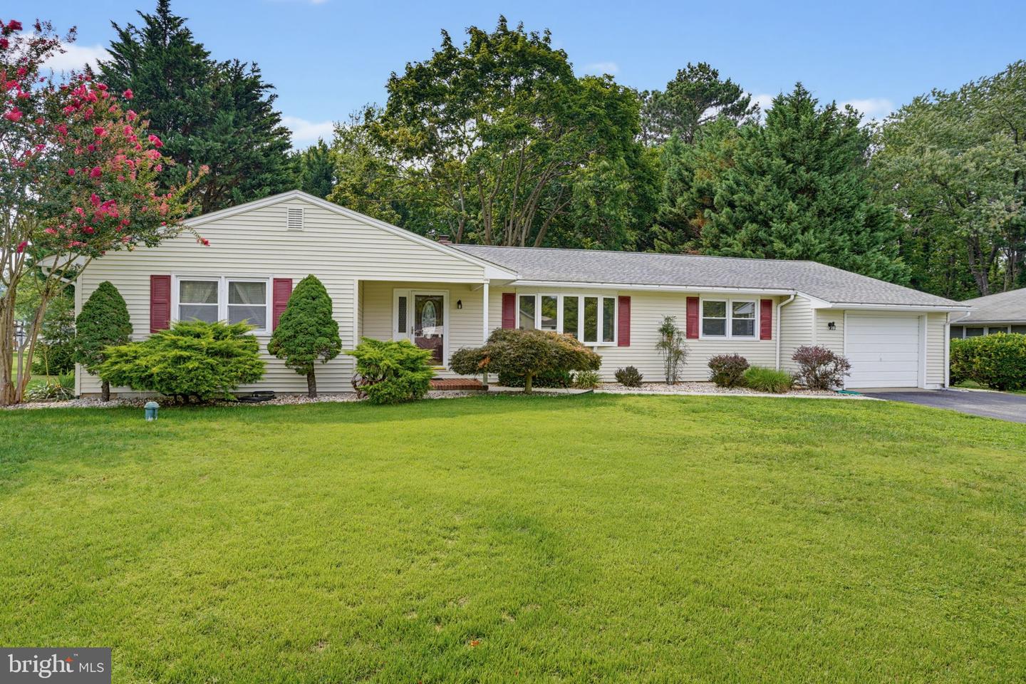 90 Greenview Dr Property Photo 3