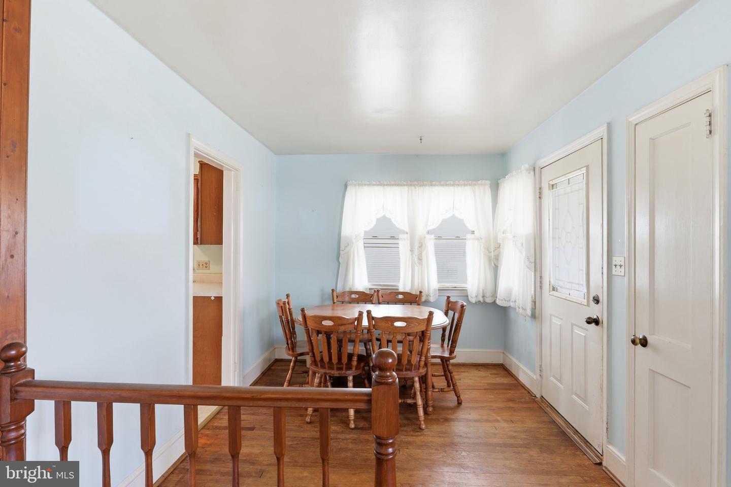 818 E Division St Property Photo 8