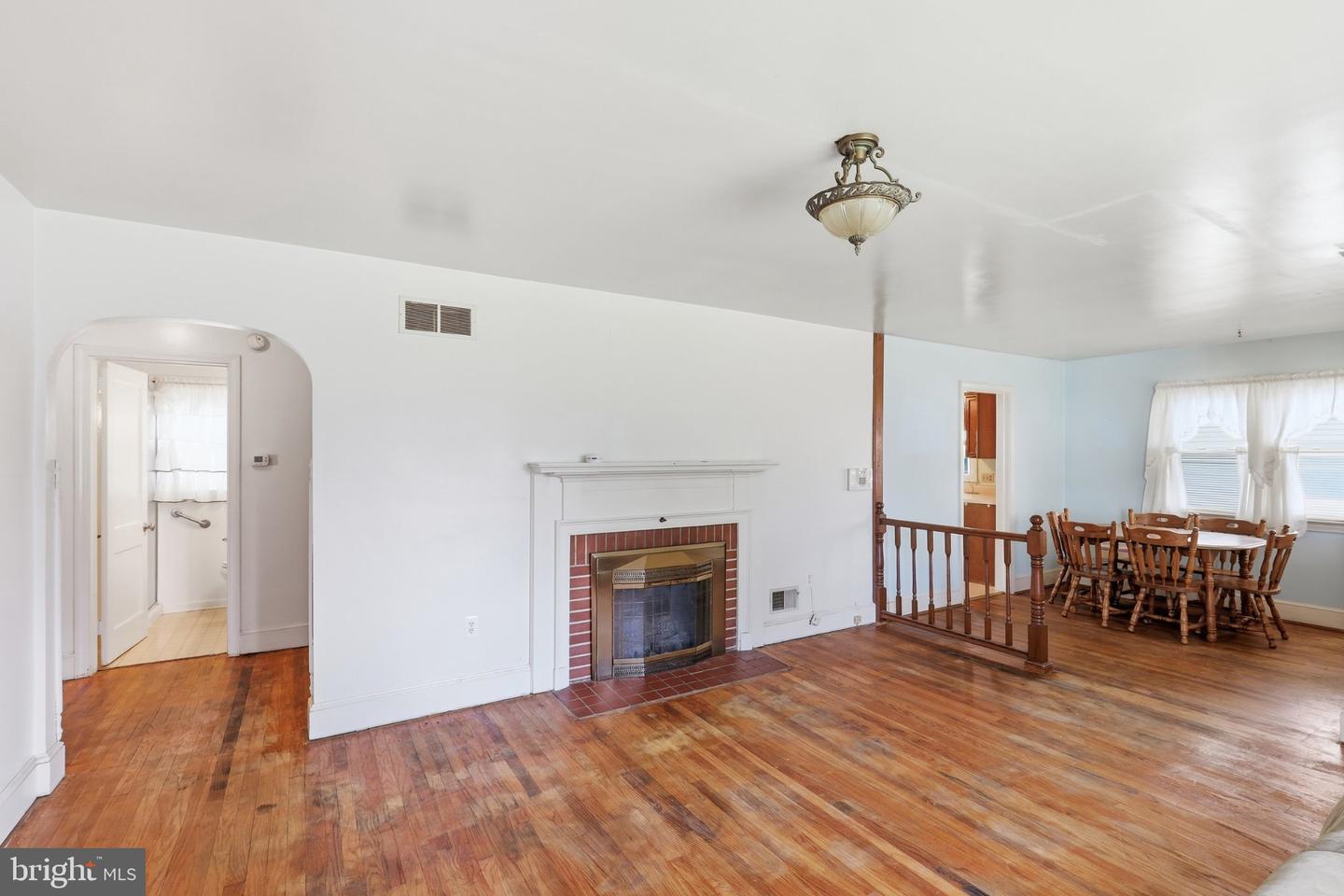 818 E Division St Property Photo 11