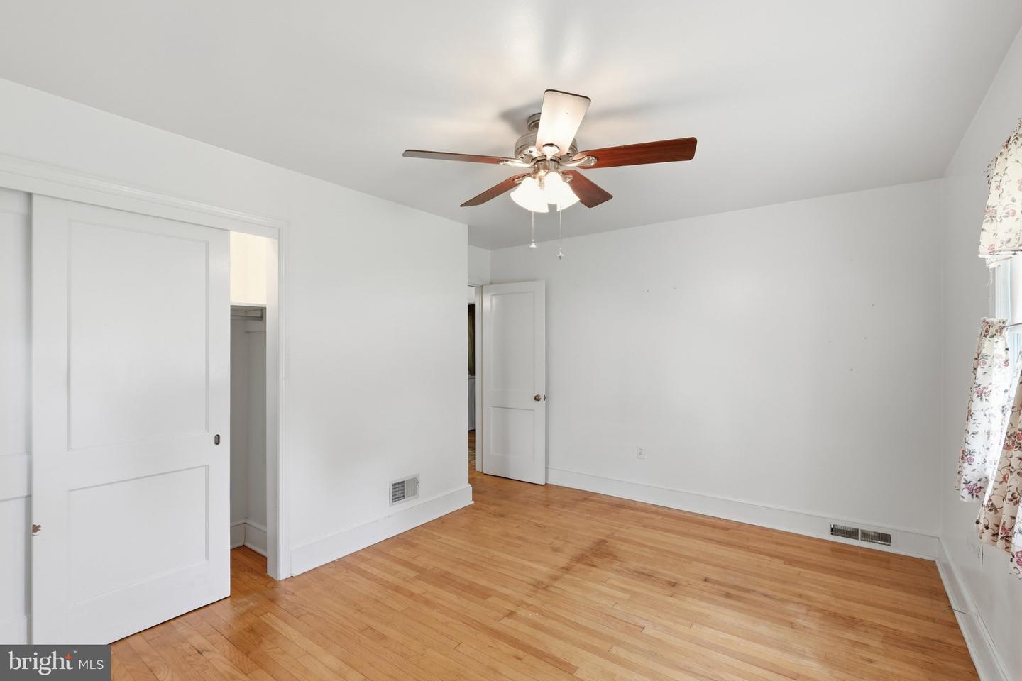 818 E Division St Property Photo 15
