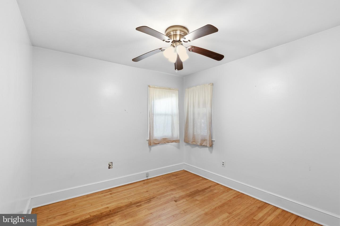 818 E Division St Property Photo 17