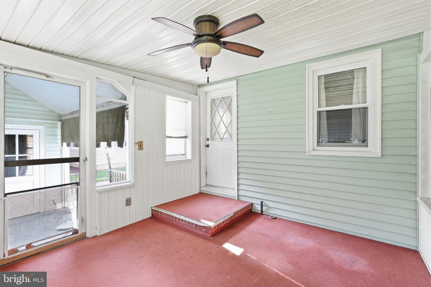 818 E Division St Property Photo 23