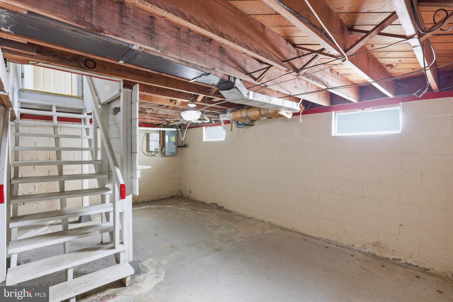 818 E Division St Property Photo 25