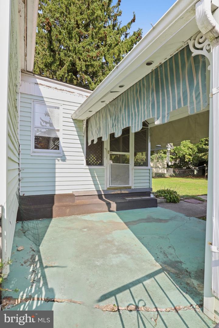 818 E Division St Property Photo 29