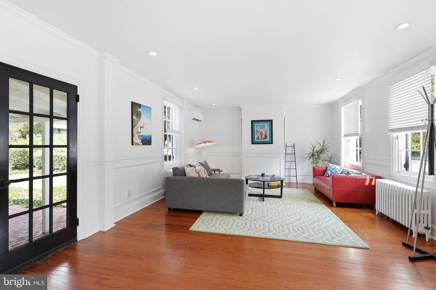 109 E Division St Property Photo 14