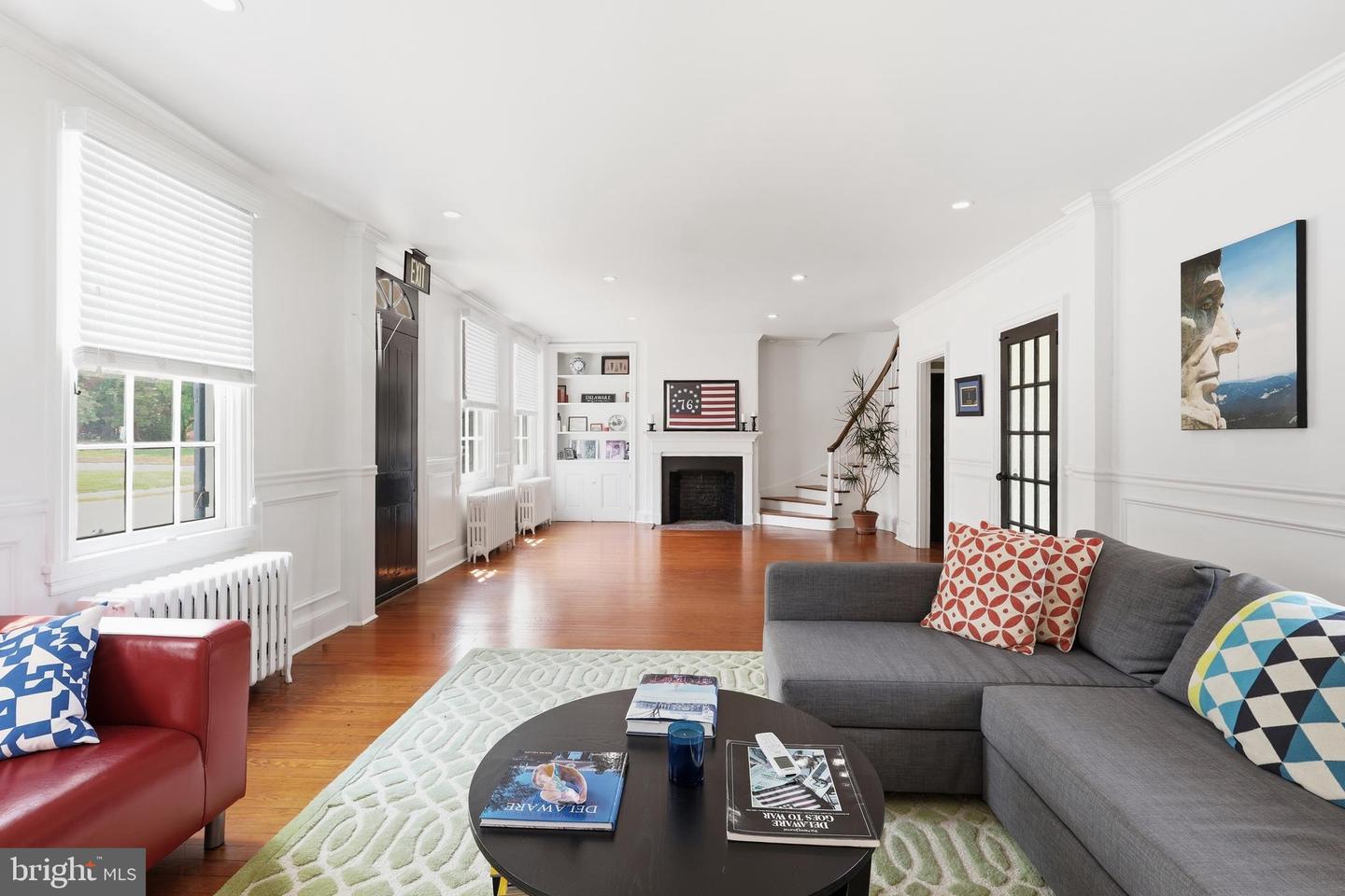 109 E Division St Property Photo 15