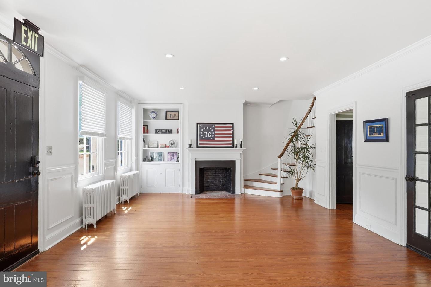 109 E Division St Property Photo 17