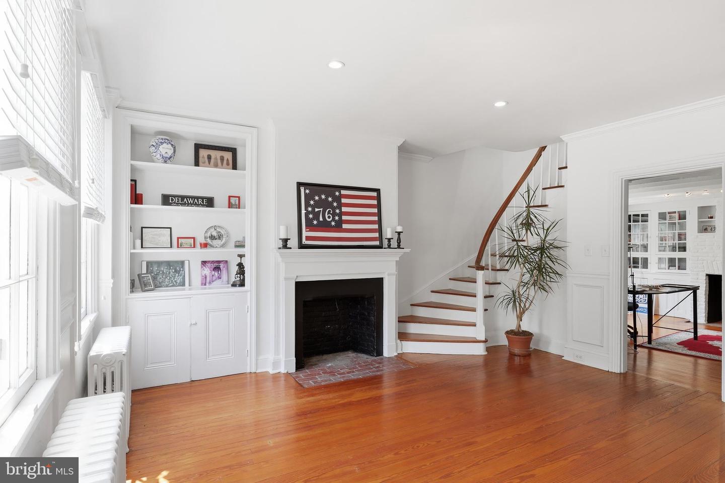 109 E Division St Property Photo 18