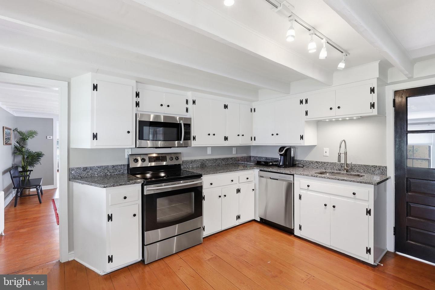 109 E Division St Property Photo 23