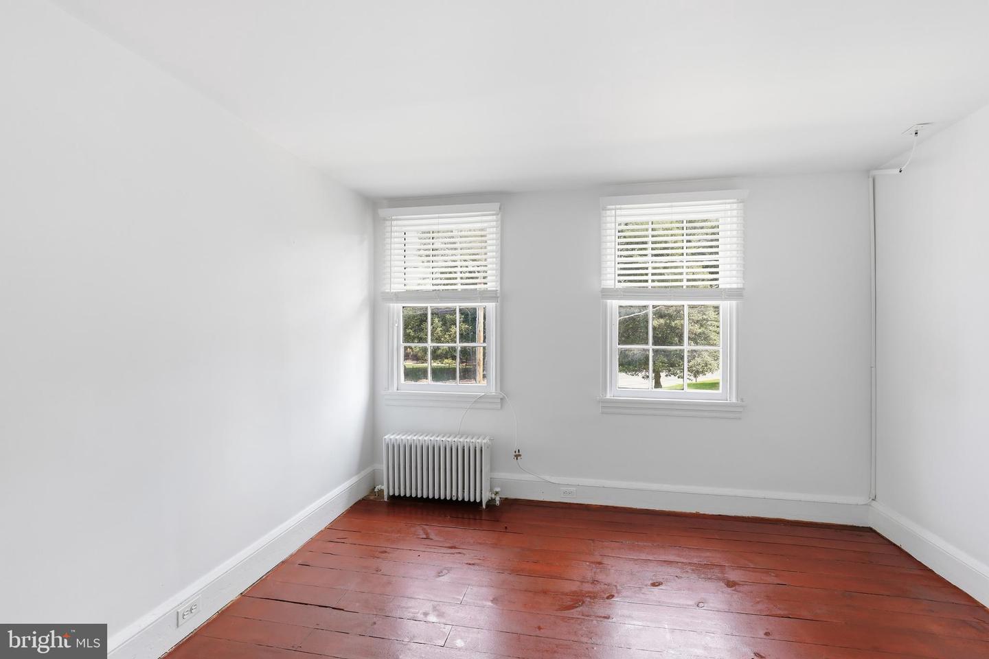 109 E Division St Property Photo 28