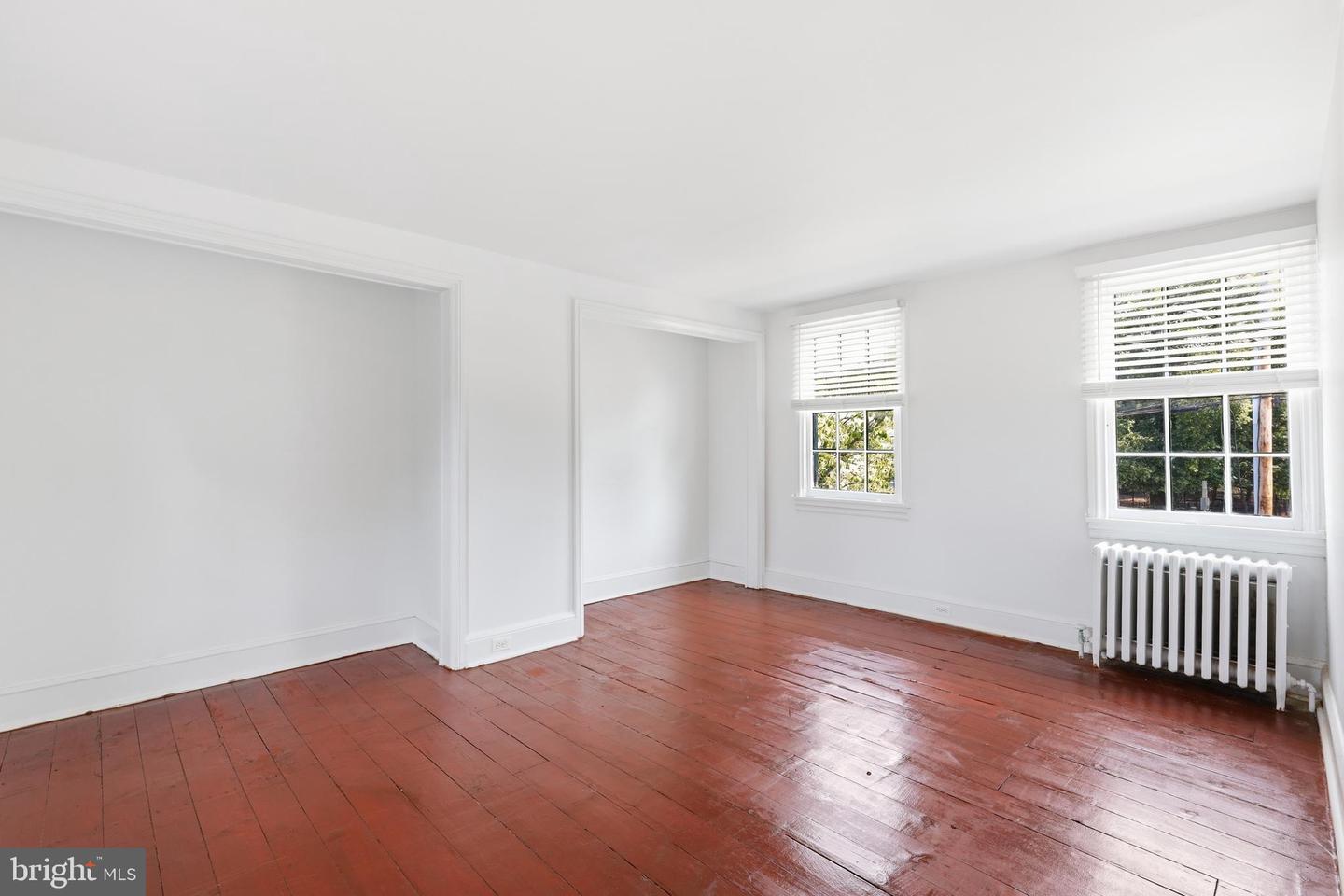 109 E Division St Property Photo 31