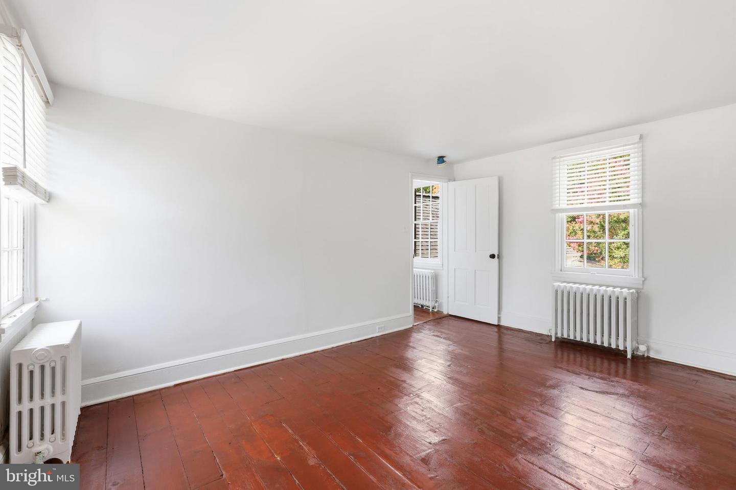 109 E Division St Property Photo 32